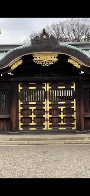 a building with yellow doors on the side of a street at \u6e0b\u8c37\u30e9\u30a4\u30aa\u30f3\u30ba\u30de\u30f3\u30b7\u30e7\u30f3\u9053\u7384\u5742\u4e03 in Tokyo