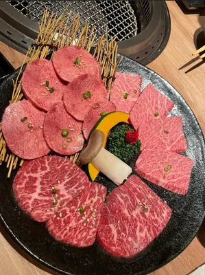 a bunch of cuts of meat on a plate at \u6e0b\u8c37\u30e9\u30a4\u30aa\u30f3\u30ba\u30de\u30f3\u30b7\u30e7\u30f3\u9053\u7384\u5742\u4e03 in Tokyo