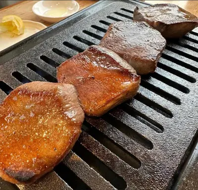 a grill with three pieces of food on it at \u6e0b\u8c37\u30e9\u30a4\u30aa\u30f3\u30ba\u30de\u30f3\u30b7\u30e7\u30f3\u9053\u7384\u5742\u4e03 in Tokyo