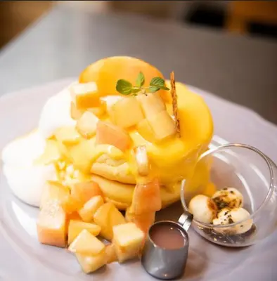 a plate of cheese and fruit on a table at \u6e0b\u8c37\u30e9\u30a4\u30aa\u30f3\u30ba\u30de\u30f3\u30b7\u30e7\u30f3\u9053\u7384\u5742\u4e03 in Tokyo