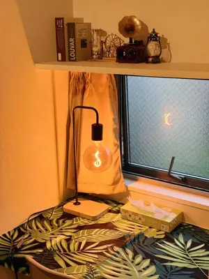 a lamp sitting on a table next to a window at Sky Inn \u65b0\u7bc9\u72ec\u680b\u6238\u5efa \u65e5\u5f0f\u98ce\u773a\u671b\u5929\u7a7a\u6811 in Tokyo