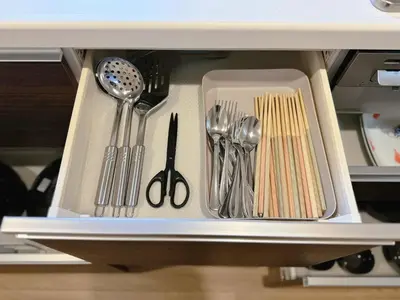 a drawer filled with utensils and utensils at Sky Inn \u65b0\u7bc9\u72ec\u680b\u6238\u5efa \u65e5\u5f0f\u98ce\u773a\u671b\u5929\u7a7a\u6811 in Tokyo