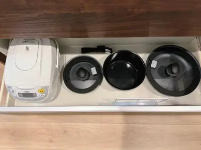 three appliances on a shelf in a kitchen at Sky Inn \u65b0\u7bc9\u72ec\u680b\u6238\u5efa \u65e5\u5f0f\u98ce\u773a\u671b\u5929\u7a7a\u6811 in Tokyo