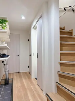 a hallway with stairs in a home with white walls at Sky Inn \u65b0\u7bc9\u72ec\u680b\u6238\u5efa \u65e5\u5f0f\u98ce\u773a\u671b\u5929\u7a7a\u6811 in Tokyo