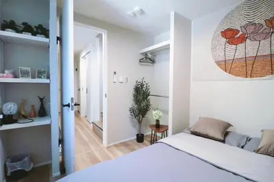 a bedroom with a bed and a hallway at Sky Inn \u65b0\u7bc9\u72ec\u680b\u6238\u5efa \u65e5\u5f0f\u98ce\u773a\u671b\u5929\u7a7a\u6811 in Tokyo