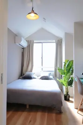 a bedroom with a bed and a large window at Sky Inn \u65b0\u7bc9\u72ec\u680b\u6238\u5efa \u65e5\u5f0f\u98ce\u773a\u671b\u5929\u7a7a\u6811 in Tokyo