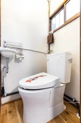 a bathroom with a toilet and a sink at \u5f25\u751f\u753a1\u4e01\u76ee\u6238\u5efa in Tokyo