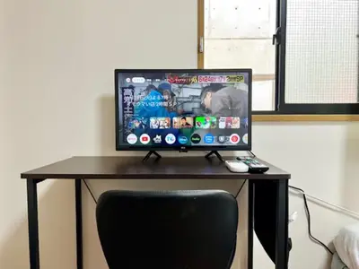 a desk with a laptop computer on top of it at Fuji Flat \u65b0\u5927\u4e45\u4fdd\u99c5\u304b\u3089\u5f92\u6b6920\u79d2 \u65b0\u5bbf\u99c5\u3082\u5f92\u6b6915\u5206 \u6709\u540d\u30ec\u30b9\u30c8\u30e9\u30f3\u591a\u6570 \u6b4c\u821e\u4f0e\u753a\u3082\u6b69\u3044\u3066\u884c\u3051\u307e\u3059 in Tokyo