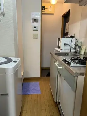 a kitchen with a stove and a stove top oven at Fuji Flat \u65b0\u5927\u4e45\u4fdd\u99c5\u304b\u3089\u5f92\u6b6920\u79d2 \u65b0\u5bbf\u99c5\u3082\u5f92\u6b6915\u5206 \u6709\u540d\u30ec\u30b9\u30c8\u30e9\u30f3\u591a\u6570 \u6b4c\u821e\u4f0e\u753a\u3082\u6b69\u3044\u3066\u884c\u3051\u307e\u3059 in Tokyo