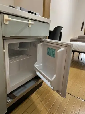 a refrigerator with its door open in a kitchen at Fuji Flat \u65b0\u5927\u4e45\u4fdd\u99c5\u304b\u3089\u5f92\u6b6920\u79d2 \u65b0\u5bbf\u99c5\u3082\u5f92\u6b6915\u5206 \u6709\u540d\u30ec\u30b9\u30c8\u30e9\u30f3\u591a\u6570 \u6b4c\u821e\u4f0e\u753a\u3082\u6b69\u3044\u3066\u884c\u3051\u307e\u3059 in Tokyo