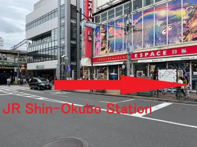 a view of a city street with a red arrow at Fuji Flat \u65b0\u5927\u4e45\u4fdd\u99c5\u304b\u3089\u5f92\u6b6920\u79d2 \u65b0\u5bbf\u99c5\u3082\u5f92\u6b6915\u5206 \u6709\u540d\u30ec\u30b9\u30c8\u30e9\u30f3\u591a\u6570 \u6b4c\u821e\u4f0e\u753a\u3082\u6b69\u3044\u3066\u884c\u3051\u307e\u3059 in Tokyo