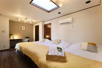 two beds in a hotel room with a skylight at \u9326\u7cf8\u753a\u5f92\u6b694\u5206210\u5e73\u7c73\u5927\u7a7a\u9593\u548c\u98a8\u5ead\u5712\u30c6\u30e9\u30b9\u30b9\u30ab\u30a4\u30c4\u30ea\u30fc\u30d3\u30e5\u30fc\u7573\u90e8\u5c4b in Tokyo