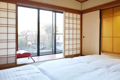a bedroom with a bed and a large window at \u9326\u7cf8\u753a\u5f92\u6b694\u5206210\u5e73\u7c73\u5927\u7a7a\u9593\u548c\u98a8\u5ead\u5712\u30c6\u30e9\u30b9\u30b9\u30ab\u30a4\u30c4\u30ea\u30fc\u30d3\u30e5\u30fc\u7573\u90e8\u5c4b in Tokyo
