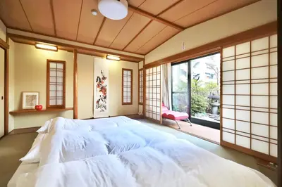 a large white bed in a room with a window at \u9326\u7cf8\u753a\u5f92\u6b694\u5206210\u5e73\u7c73\u5927\u7a7a\u9593\u548c\u98a8\u5ead\u5712\u30c6\u30e9\u30b9\u30b9\u30ab\u30a4\u30c4\u30ea\u30fc\u30d3\u30e5\u30fc\u7573\u90e8\u5c4b in Tokyo