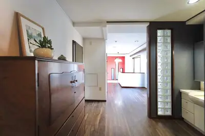 a kitchen with a large wooden cabinet and a hallway at \u9326\u7cf8\u753a\u5f92\u6b694\u5206210\u5e73\u7c73\u5927\u7a7a\u9593\u548c\u98a8\u5ead\u5712\u30c6\u30e9\u30b9\u30b9\u30ab\u30a4\u30c4\u30ea\u30fc\u30d3\u30e5\u30fc\u7573\u90e8\u5c4b in Tokyo