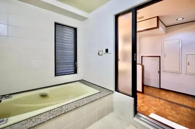 a bathroom with a tub and a window at \u9326\u7cf8\u753a\u5f92\u6b694\u5206210\u5e73\u7c73\u5927\u7a7a\u9593\u548c\u98a8\u5ead\u5712\u30c6\u30e9\u30b9\u30b9\u30ab\u30a4\u30c4\u30ea\u30fc\u30d3\u30e5\u30fc\u7573\u90e8\u5c4b in Tokyo