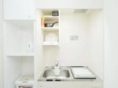 a white kitchen with a sink and a sink at \u6771\u4eac\u30ea\u30ea\u30a2\u30eb\u30db\u30c6\u30eb401 in Tokyo