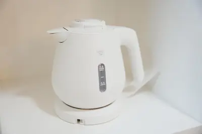a white sewing machine sitting on a white table at \u6771\u4eac\u30ea\u30ea\u30a2\u30eb\u30db\u30c6\u30eb401 in Tokyo