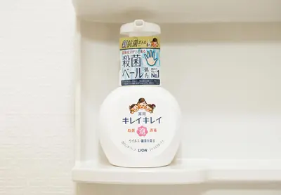 a bottle of soy sauce sitting on a shelf at \u6771\u4eac\u30ea\u30ea\u30a2\u30eb\u30db\u30c6\u30eb401 in Tokyo