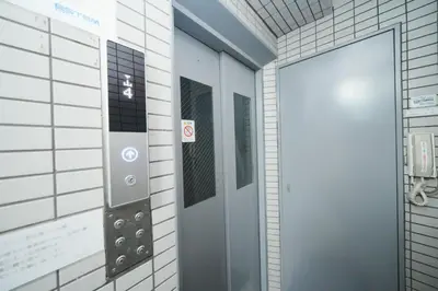 a door in a bathroom with a sign on the wall at \u6771\u4eac\u30ea\u30ea\u30a2\u30eb\u30db\u30c6\u30eb401 in Tokyo