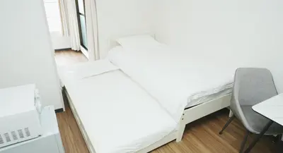 a bedroom with a bed and a desk and a chair at \u6771\u4eac\u30ea\u30ea\u30a2\u30eb\u30db\u30c6\u30eb501 in Tokyo