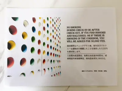 a white box with three different colored circles on it at \u6771\u4eac\u30ea\u30ea\u30a2\u30eb\u30db\u30c6\u30eb601 in Tokyo