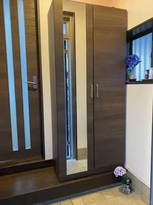 a bathroom with a mirror and a glass door at \u5c0f\u5ca9\u6c11\u6cca\u5bbf in Tokyo