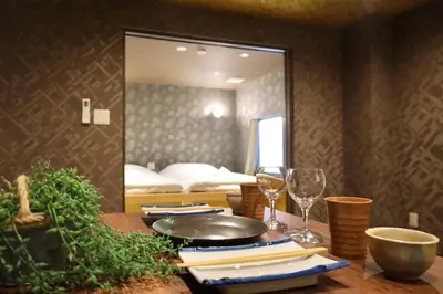a table with wine glasses and a mirror in a room at \u6cca\u9732Hakuro 1\u968e in Tokyo