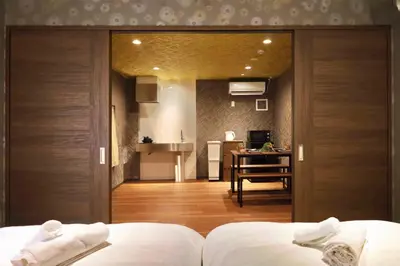 a hotel room with a bed and a kitchen at \u6cca\u9732Hakuro 1\u968e in Tokyo