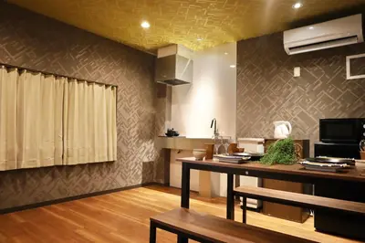 a living room with a table and a kitchen at \u6cca\u9732Hakuro 1\u968e in Tokyo