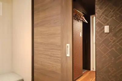 a wooden door in a room with a closet at \u6cca\u9732Hakuro 1\u968e in Tokyo
