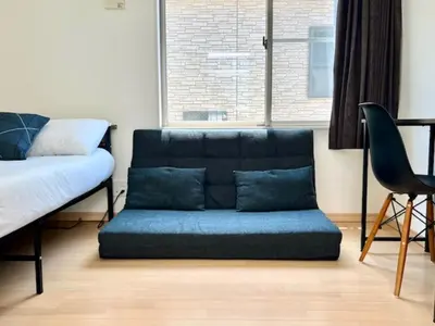 a couch in a room with a bed and a window at \u30b0\u30ec\u30a4\u30b7\u30e3\u30b9\u6771\u65b0\u5bbf \u6771\u65b0\u5bbf\u99c5\u5f92\u6b693\u5206 \u65b0\u5927\u4e45\u4fdd\u99c5\u5f92\u6b697\u5206 \u65b0\u5bbf\u99c5\u5f92\u6b6915\u5206 \u6b4c\u821e\u4f0e\u753a\u3059\u3050\u8fd1\u304f \u7f8e\u5473\u3057\u3044\u97d3\u56fd\u6599\u7406\u5c4b\u591a\u6570\u3042\u308a\u307e\u3059 in Tokyo