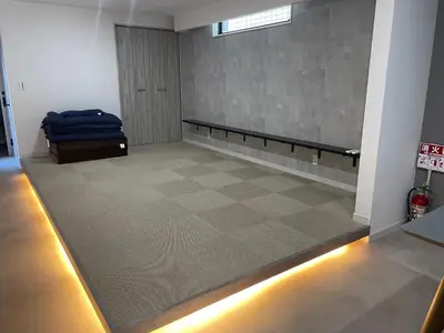 a waiting room with a bench and a door at COTO Premium Shibuya A in Tokyo