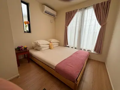 a small bedroom with a bed with a window at \u4e1c\u4eac\u6c60\u888b\u57ce\u5e02\u4f4f\u5bbf-Ikebukuro Urban Stay in Tokyo