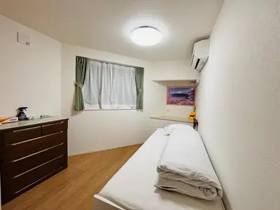 a small bedroom with a bed and a window at \u4e1c\u4eac\u6c60\u888b\u57ce\u5e02\u4f4f\u5bbf-Ikebukuro Urban Stay in Tokyo