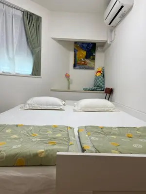 two twin beds in a room with a window at \u4e1c\u4eac\u6c60\u888b\u57ce\u5e02\u4f4f\u5bbf-Ikebukuro Urban Stay in Tokyo