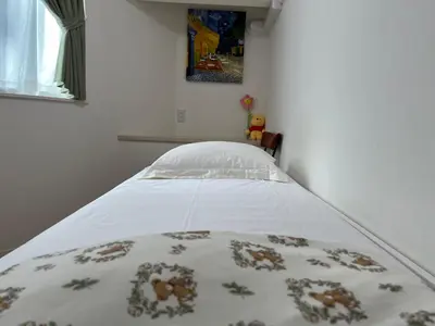 a bed with a blanket on it in a room at \u4e1c\u4eac\u6c60\u888b\u57ce\u5e02\u4f4f\u5bbf-Ikebukuro Urban Stay in Tokyo
