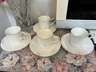 three tea cups and saucers on a table at \u4e1c\u4eac\u6c60\u888b\u57ce\u5e02\u4f4f\u5bbf-Ikebukuro Urban Stay in Tokyo