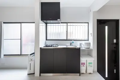 a kitchen with a sink and two windows at \u6674\u7a7a\u6c11\u5bbf Sora House \u6674\u7a7a\u5854\u5f92\u6b65\u5708 \u6574\u680b\u51fa\u79df in Tokyo
