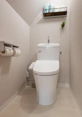 a bathroom with a white toilet in a room at \u6674\u7a7a\u6c11\u5bbf Sora House \u6674\u7a7a\u5854\u5f92\u6b65\u5708 \u6574\u680b\u51fa\u79df in Tokyo