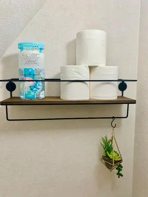 a shelf with towels and toilet paper on a wall at \u6674\u7a7a\u6c11\u5bbf Sora House \u6674\u7a7a\u5854\u5f92\u6b65\u5708 \u6574\u680b\u51fa\u79df in Tokyo
