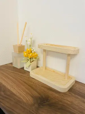a wooden shelf with flowers on a wooden table at \u6674\u7a7a\u6c11\u5bbf Sora House \u6674\u7a7a\u5854\u5f92\u6b65\u5708 \u6574\u680b\u51fa\u79df in Tokyo