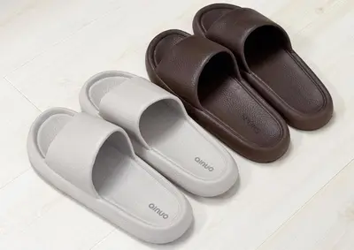 a pair of sandals sitting on top of a table at \u6674\u7a7a\u6c11\u5bbf Sora House \u6674\u7a7a\u5854\u5f92\u6b65\u5708 \u6574\u680b\u51fa\u79df in Tokyo