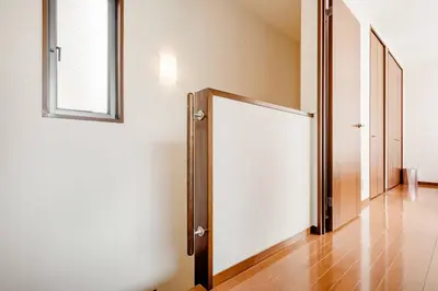 an empty hallway with a door and a window at \u4e09\u5bbf1\u4e01\u76ee in Tokyo