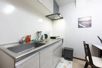 a kitchen with a sink and a counter top at YJ-HOTEL kamiikebukuro 2F \u5317\u6c60\u888b5\u5206\u949f \u65b0\u88c5\u4e0a\u7ebf 59\u5e73\u65b9 in Tokyo