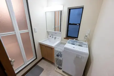 a bathroom with a sink and a washing machine at YJ-HOTEL kamiikebukuro 2F \u5317\u6c60\u888b5\u5206\u949f \u65b0\u88c5\u4e0a\u7ebf 59\u5e73\u65b9 in Tokyo