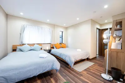 a bedroom with two beds and a window at YJ-HOTEL kamiikebukuro 2F \u5317\u6c60\u888b5\u5206\u949f \u65b0\u88c5\u4e0a\u7ebf 59\u5e73\u65b9 in Tokyo
