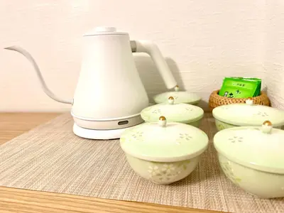 a white blender and four bowls on a table at \u5409\u623f\u6c11\u5bbf YOSHIFUSA House \u6674\u7a7a\u5854\u5f92\u6b65\u5708 \u6574\u680b\u51fa\u79df in Tokyo
