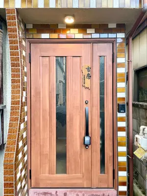 a wooden door on the side of a house at \u5409\u623f\u6c11\u5bbf YOSHIFUSA House \u6674\u7a7a\u5854\u5f92\u6b65\u5708 \u6574\u680b\u51fa\u79df in Tokyo