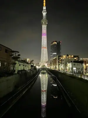 a view of the eiffel tower lit up at night at \u5409\u623f\u6c11\u5bbf YOSHIFUSA House \u6674\u7a7a\u5854\u5f92\u6b65\u5708 \u6574\u680b\u51fa\u79df in Tokyo